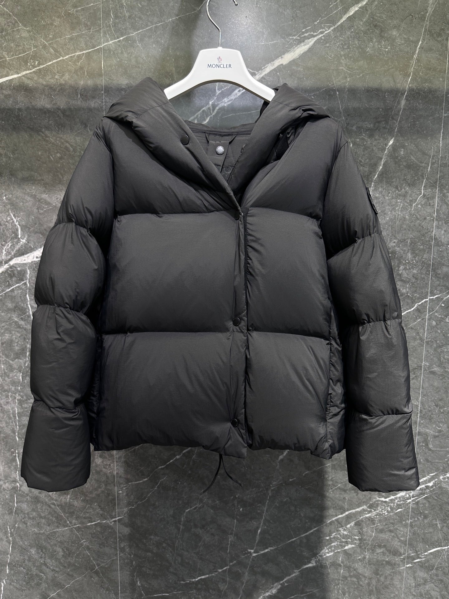 캐나다구스 로다 로고 패치 숏 패딩