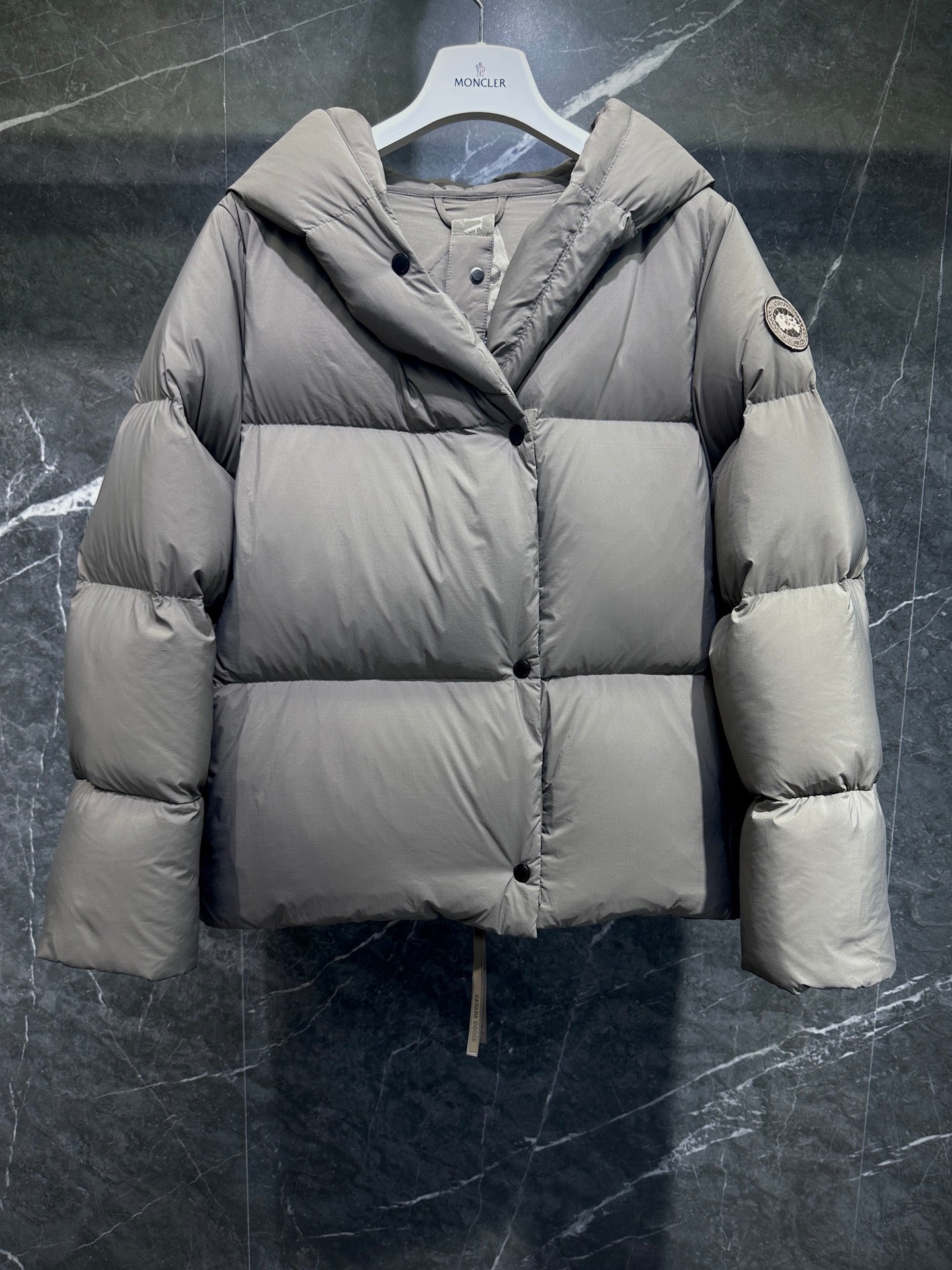 캐나다구스 로다 로고 패치 숏 패딩