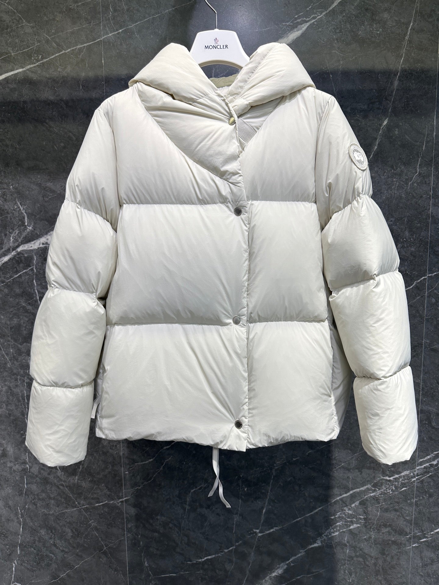 캐나다구스 로다 로고 패치 숏 패딩