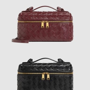 스트랩 장식의 베니티 케이스 789109